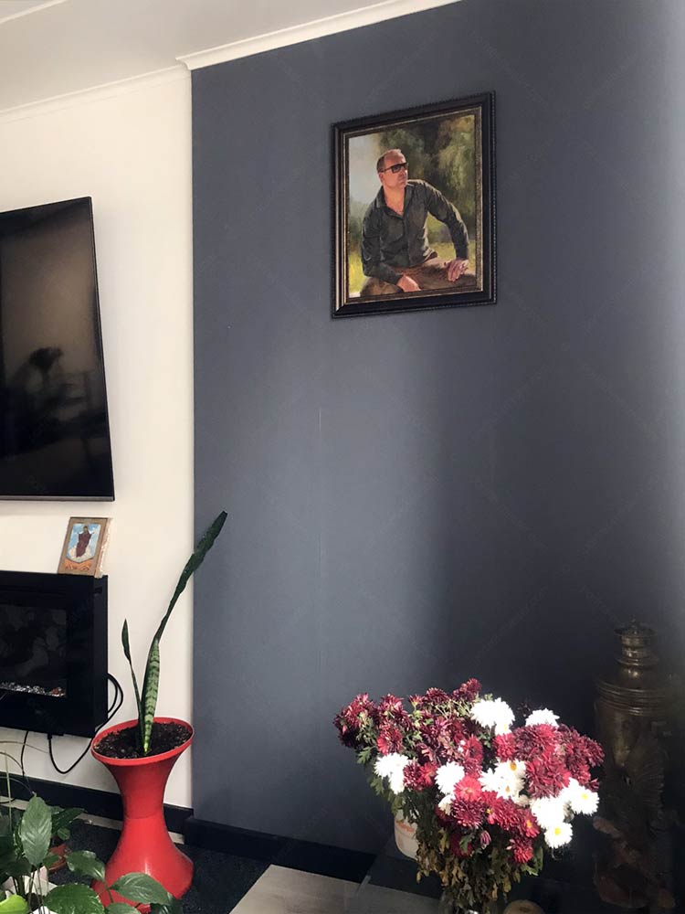 Мужской портрет в интерьере квартиры